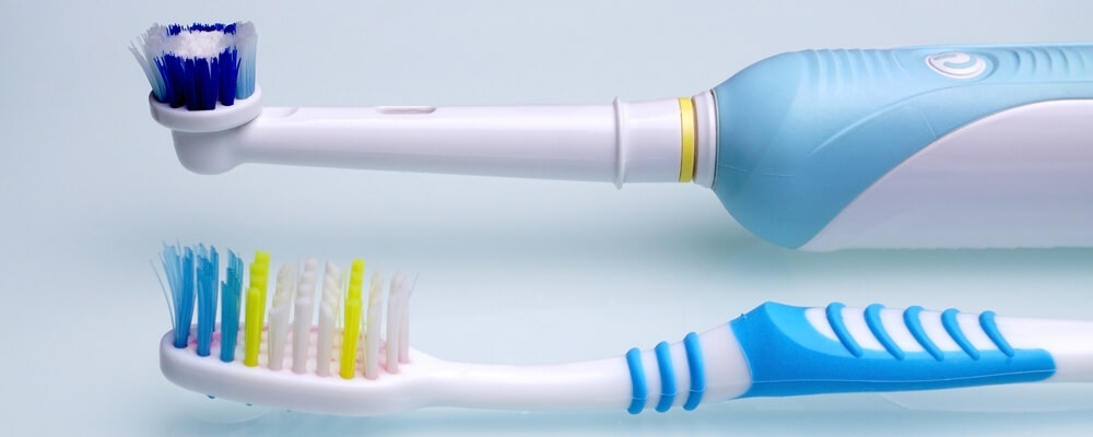 Стоматологи не заметили разницы между электрическими и простыми зубными щетками
