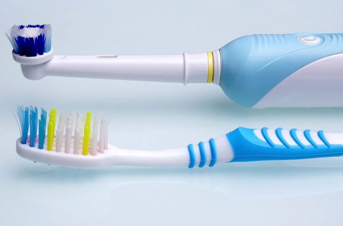 Стоматологи не заметили разницы между электрическими и простыми зубными щетками